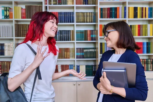 Profesora Hablando Con Una Estudiante Adolescente Dentro Biblioteca Educación Conocimiento — Foto de Stock