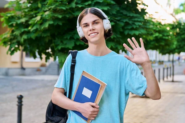 Sonriente Adolescente Estudiante Masculino Con Libros Texto Mirando Cámara Aire —  Fotos de Stock
