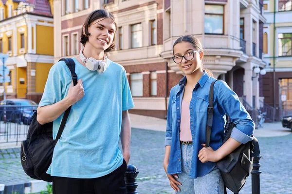 Genç Erkek Kız Öğrencilerin Dışarıda Kameraya Baktıkları Portre Şehir Caddesinde — Stok fotoğraf