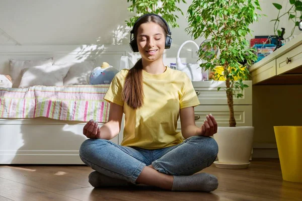 Adolescente Auriculares Relajante Meditando Con Los Ojos Cerrados Sentado Posición — Foto de Stock