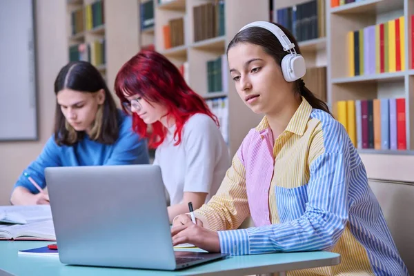 Grupo Estudiantes Adolescentes Estudian Aula Biblioteca Escolar Foco Está Muchacha —  Fotos de Stock