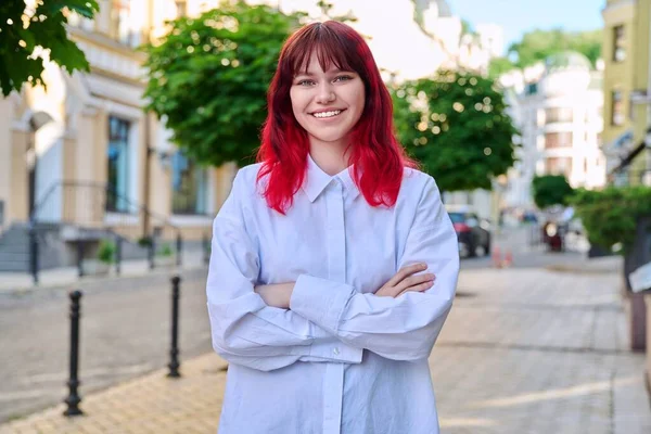 Usmívající Mladá Žena Zkříženýma Rukama Hledící Kamery Teenage Krásná Módní — Stock fotografie