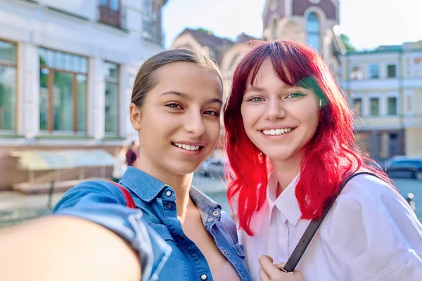 Duas Mulheres Adolescentes Felizes Atraentes Fazendo Retrato Selfie Juntas Rindo — Fotografia de Stock