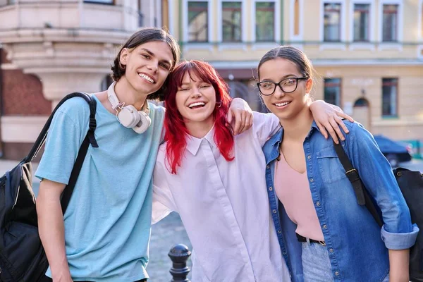 Happy Sorrindo Amigos Adolescentes Abraçando Olhando Para Câmera Livre Rua — Fotografia de Stock