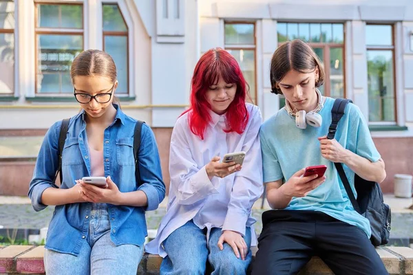 Genç Arkadaşlar Birlikte Şehir Sokaklarında Akıllı Telefonları Kullanarak Eğleniyorlar Teknoloji — Stok fotoğraf