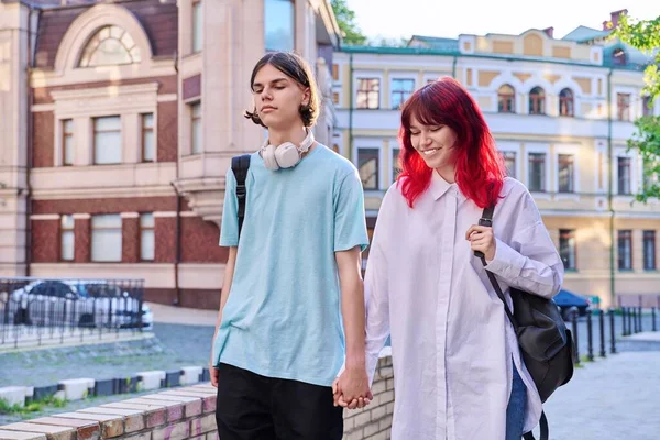 Két Boldog Tinédzser Barát Sétált Kéz Kézben Kint Város Utcáján — Stock Fotó