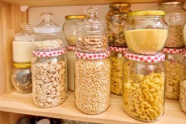 Mutfaktaki kilerde yiyecek deposu var. Mısır gevreği, baharat, makarna, fındık, kavanoz ve kaplarda un, mutfak gereçleri. Evde yemek yapmak, yemek stoklamak, ev işleri.