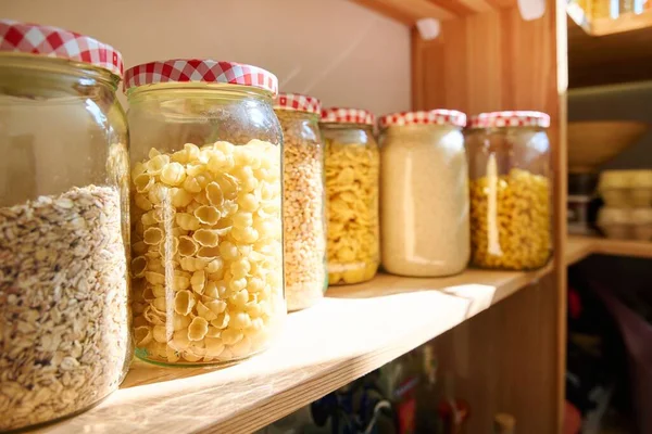 Förvaring Mat Köket Skafferiet Spannmål Kryddor Pasta Nötter Mjöl Burkar — Stockfoto