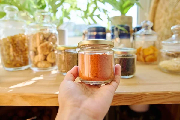 Sklenice Různými Kořením Kuchyni Paprika Zblízka Vaření Doma Skladování Potravin — Stock fotografie