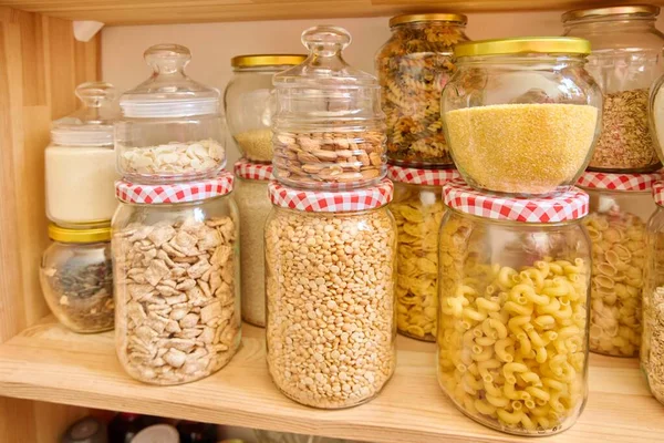 Mutfaktaki kilerde yiyecek deposu var. Mısır gevreği, baharat, makarna, fındık, kavanoz ve kaplarda un, mutfak gereçleri. Evde yemek yapmak, yemek stoklamak, ev işleri.