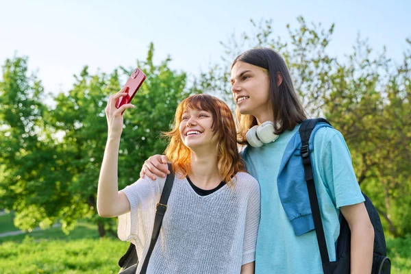 Young Couple Laughing Teenagers Taking Selfie Photo Smartphone Happy Having — Photo