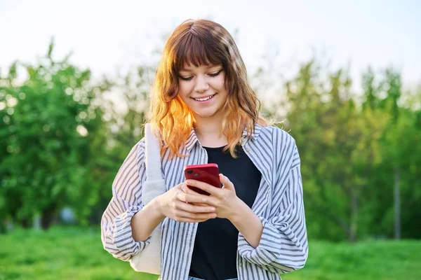 Outdoor Portrait Trendy Young Red Haired Girl Smartphone Hand Green — Φωτογραφία Αρχείου