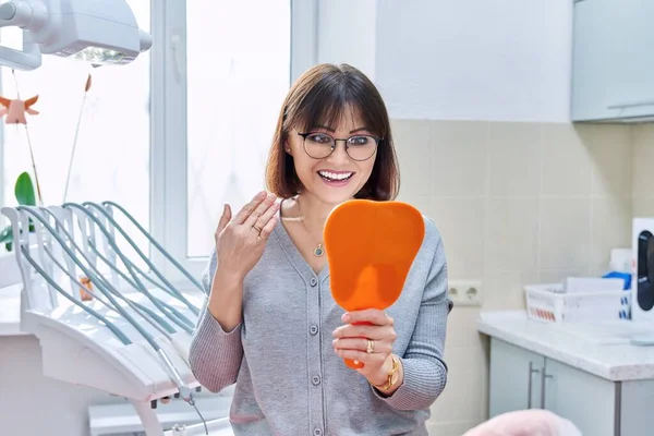 Mulher Meia Idade Feliz Paciente Dentista Com Espelho Suas Mãos — Fotografia de Stock