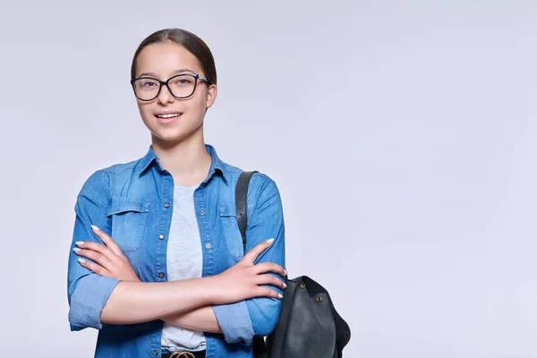 Vackra Leende Tonåring Student Flicka Glasögon Denim Skjorta Med Ryggsäck — Stockfoto