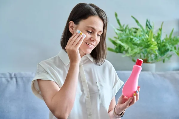Die Junge Frau Reinigt Ihr Gesicht Mit Wattepads Die Reinigungsmilchcreme — Stockfoto