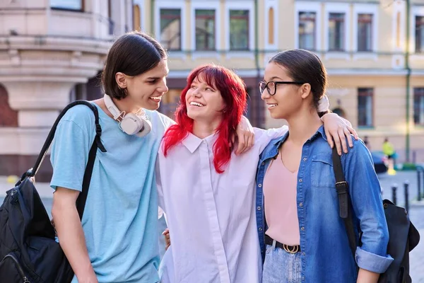 Feliz Sorrindo Amigos Adolescentes Abraçando Livre Rua Cidade Amizade Comunidade — Fotografia de Stock