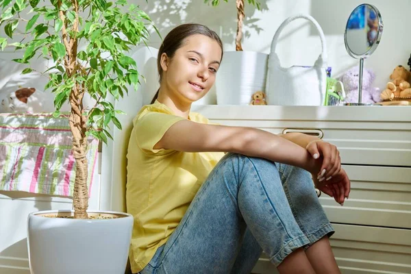 Krásná Dospívající Dívka Sedící Doma Podlaze Slunci Zasněná Usměvavá Šťastná — Stock fotografie