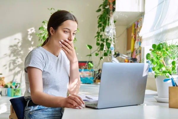 Ragazza Adolescente Che Studia Casa Tavola Con Computer Portatile Studente — Foto Stock