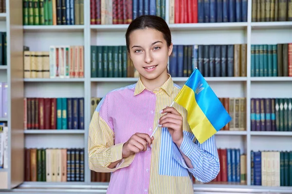 Підліткова Студентка Прапором України Бібліотеці Усміхнена Школярка Дивиться Камеру День — стокове фото