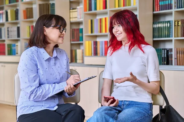 Psicólogo Professor Comportamento Conselheiro Universitário Aconselhando Estudante Adolescente Biblioteca Escritório — Fotografia de Stock