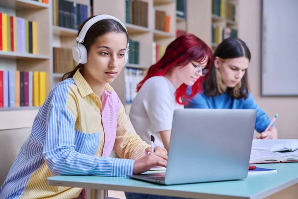 Grupo Estudiantes Adolescentes Estudian Aula Biblioteca Escolar Foco Está Muchacha —  Fotos de Stock