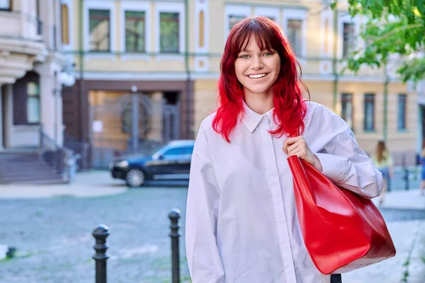Teenage Módní Usměvavá Fena Červenými Barvenými Vlasy Při Pohledu Kamery — Stock fotografie