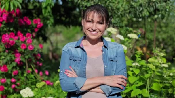 Ritratto Bella Donna Mezza Età Giardino Estivo Fiorito Sorridente Felice — Video Stock