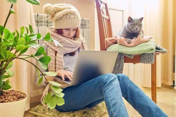 Preteen Κορίτσι Κασκόλ Καπέλο Χρησιμοποιώντας Φορητό Υπολογιστή Ζεσταίνεται Κοντά Θέρμανση — Φωτογραφία Αρχείου