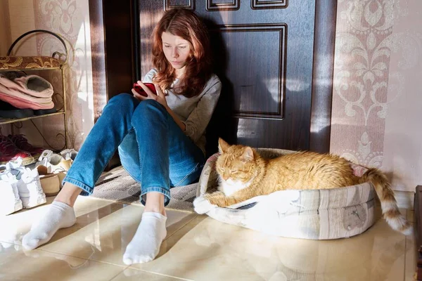 Menina Pré Adolescente Sentada Chão Casa Usando Smartphone Com Gato — Fotografia de Stock