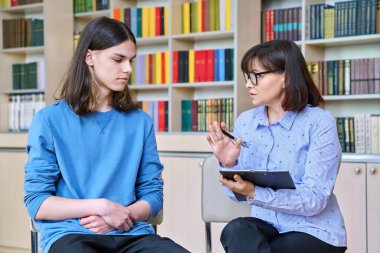 Bireysel terapi, kütüphane ofisinde üniversite öğrencisiyle çalışan sosyal görevli psikolog. Psikoloji, gençlik, eğitim, akıl sağlığı kavramı