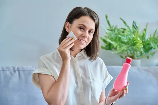 Die Junge Frau Reinigt Ihr Gesicht Mit Wattepads Die Reinigungsmilchcreme — Stockfoto