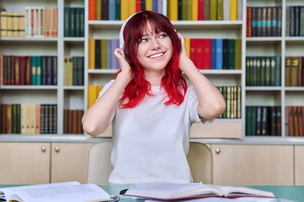 Porträt Einer Schönen Studentin Die Schreibtisch Der Bibliothek Sitzt Modisch — Stockfoto