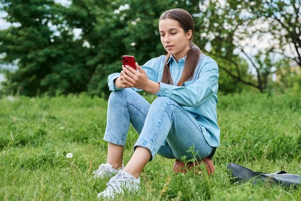 Adolescente Estudiante Que Descansa Sentada Hierba Usando Teléfono Inteligente Atractiva — Foto de Stock