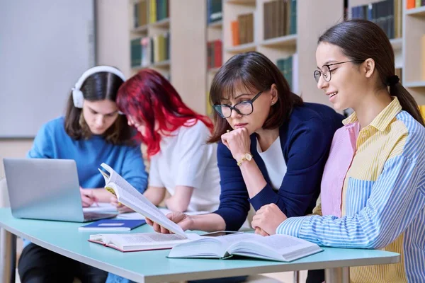 Groep Tienerstudenten Studeren Klas Van Schoolbibliotheek Tiener Meisje Vrouwelijke Leraar — Stockfoto