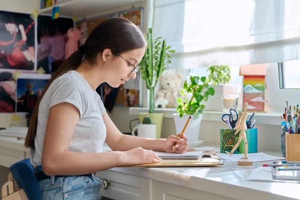 Kalemle Çizim Yapan Genç Yaratıcı Kız Evdeki Masada Oturuyor Ahşap — Stok fotoğraf