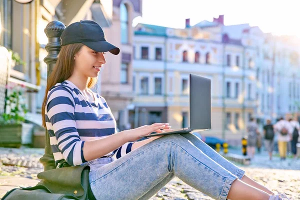 Teenage Student Girl Using Laptop Outdoor Sitting Sidewalk Urban Background — Stock Photo, Image