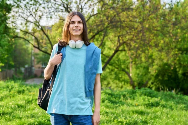 Retrato Livre Cara Estudante Bonito Com Mochila Olhando Para Câmera — Fotografia de Stock