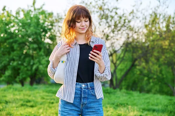 Outdoor Portrait Trendy Young Red Haired Girl Smartphone Hand Green — Φωτογραφία Αρχείου