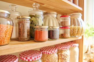 Mutfaktaki kilerde yiyecek deposu var. Mısır gevreği, baharat, makarna, fındık, kavanoz ve kaplarda un, mutfak gereçleri. Evde yemek yapmak, yemek stoklamak, ev işleri.