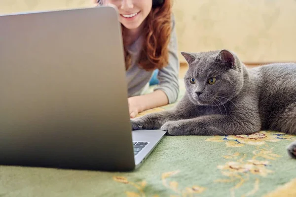 Menina Adolescente Fones Ouvido Gato Britânico Cinza Animal Estimação Olhando — Fotografia de Stock