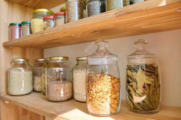 把食物储存在厨房的厨房里 采购产品谷物 面粉在罐子和容器 葡萄干 月桂叶 厨房用具 在家里做饭 储存食物 — 图库照片