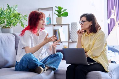 Genç kız, psikolog ve hasta için terapi seansı. Sosyal hizmet görevlisi, danışman ergenlerle konuşmaya yardım ediyor. Akıl sağlığı, ergenlik, psikoloji, psikiyatri konsepti