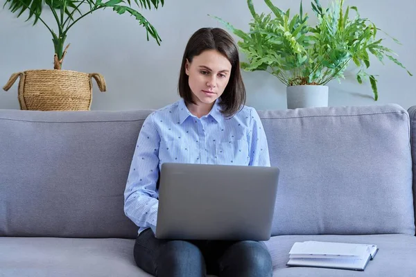 Young Business Woman Working Home Using Laptop Making Notes Sitting — Stock Photo, Image