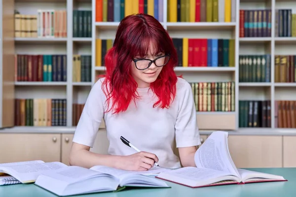 Estudiante Adolescente Que Estudia Clase Biblioteca Sentada Escritorio Usando Libros —  Fotos de Stock