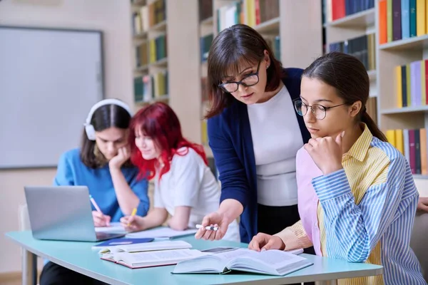 Groep Tienerstudenten Studeren Klas Van Schoolbibliotheek Tiener Meisje Vrouwelijke Leraar — Stockfoto