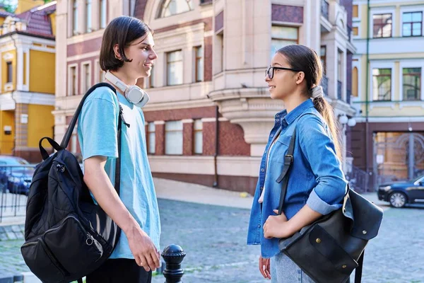 Tieners Praten Mannen Vrouwen Straat Fashionable Met Leuke Tieners Jongen — Stockfoto