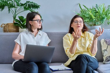 Psikolog muayenehanesinde terapi gören orta yaşlı bir kadın. Danışman konuşuyor, olgun bir hastayla notlar alıyor. Psikoloji, akıl sağlığı, danışmanlık, sosyal hizmet, psikoterapi konsepti