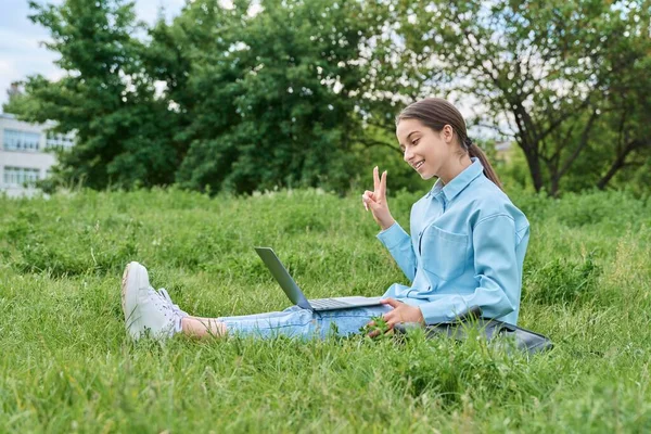 Ragazza Adolescente Studente Della Scuola Superiore Utilizzando Computer Portatile Mentre — Foto Stock