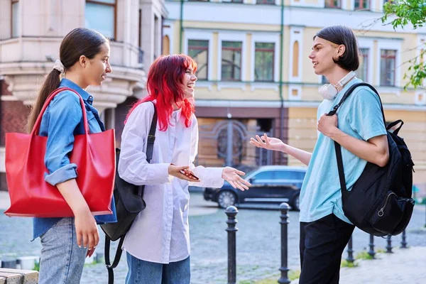 Encontro Com Amigos Adolescentes Livre Rua Cidade Feliz Rindo Falando — Fotografia de Stock