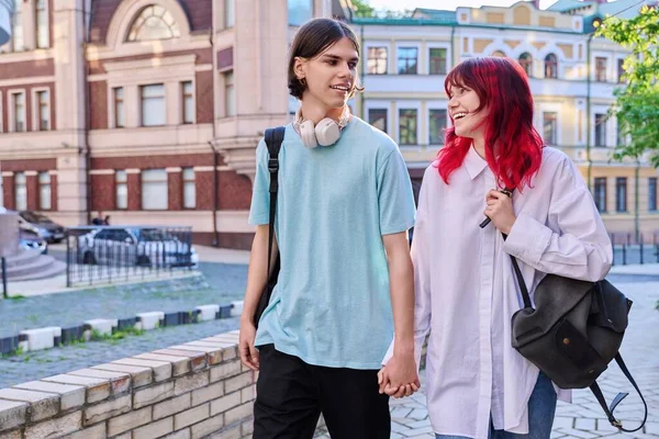 Några Glada Tonårskompisar Som Går Hand Hand Utomhus Stadens Gata — Stockfoto